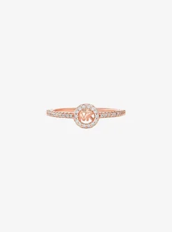 Bague Fulton plaquée en métal précieux et à breloque logo avec pierres pavées