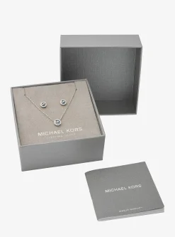 Collier et boucles d'oreilles Fulton en argent sterling plaqué en métal précieux avec pierres pavées et breloque à logo