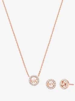Collier et boucles d'oreilles Fulton en argent sterling plaqué en métal précieux avec pierres pavées et breloque à logo