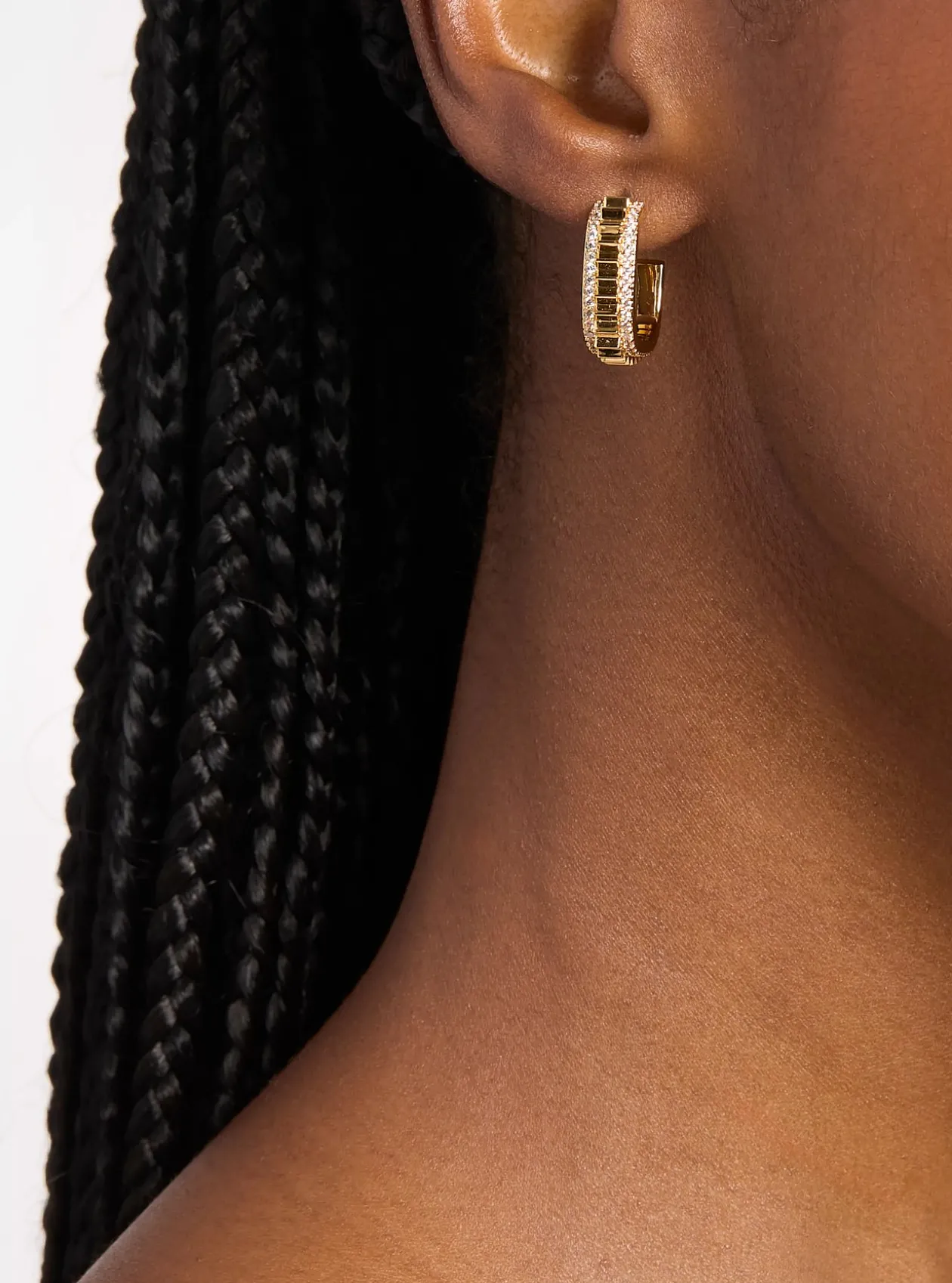 Petites boucles d'oreilles créoles en laiton doré à pierres pavées