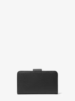 Portefeuille de taille moyenne en cuir grainé à breloque MK Pop