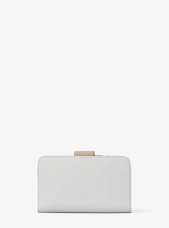 Portefeuille de taille moyenne en cuir grainé à couleurs contrastées à logo et à breloque MK Pop