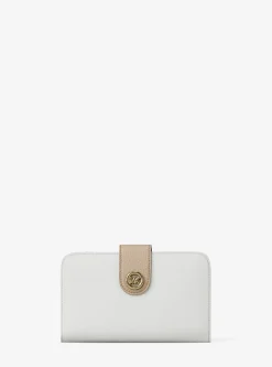 Portefeuille de taille moyenne en cuir grainé à couleurs contrastées à logo et à breloque MK Pop
