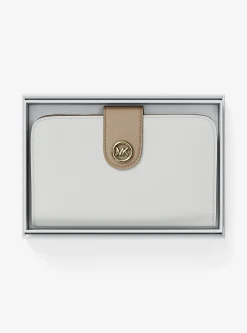 Portefeuille de taille moyenne en cuir grainé à couleurs contrastées à logo et à breloque MK Pop