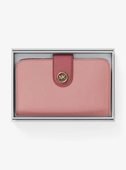 Portefeuille de taille moyenne en cuir grainé à couleurs contrastées à logo et à breloque MK Pop