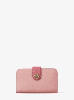 Portefeuille de taille moyenne en cuir grainé à couleurs contrastées à logo et à breloque MK Pop
