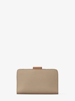 Portefeuille de taille moyenne en cuir grainé à couleurs contrastées à logo et à breloque MK Pop
