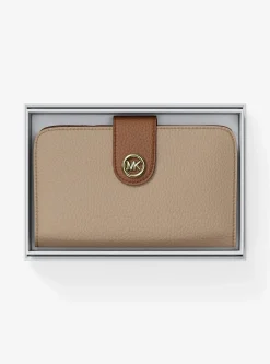 Portefeuille de taille moyenne en cuir grainé à couleurs contrastées à logo et à breloque MK Pop