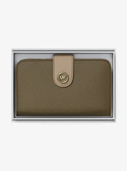Portefeuille de taille moyenne en cuir grainé à couleurs contrastées à logo et à breloque MK Pop