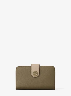 Portefeuille de taille moyenne en cuir grainé à couleurs contrastées à logo et à breloque MK Pop