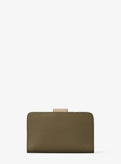 Portefeuille de taille moyenne en cuir grainé à couleurs contrastées à logo et à breloque MK Pop