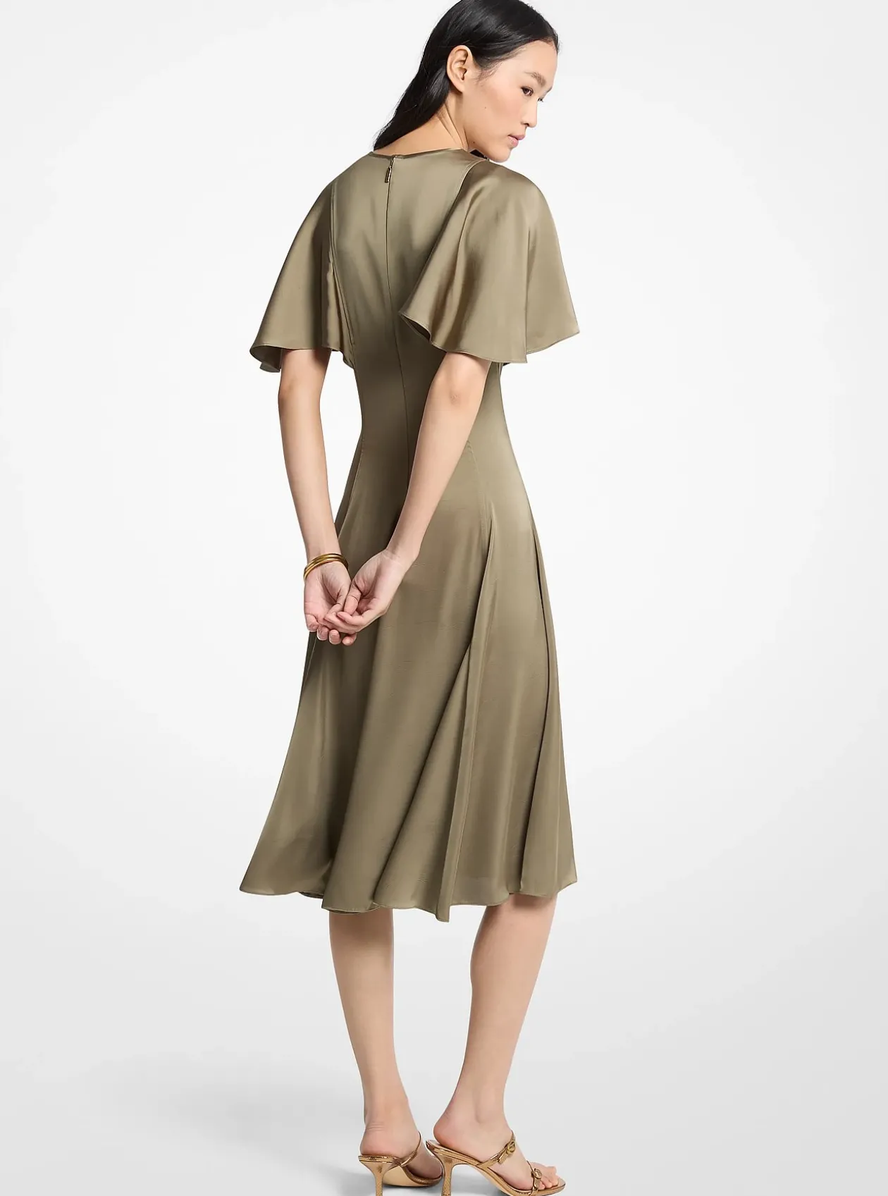 Robe mi-longue en satin à manches cape