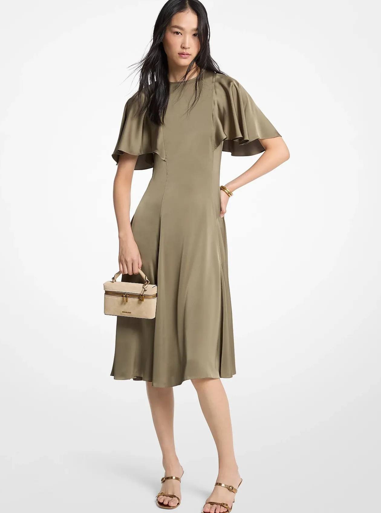 Robe mi-longue en satin à manches cape