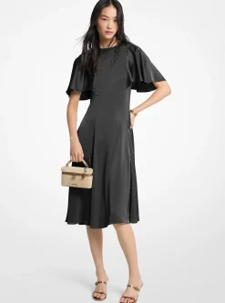 Robe mi-longue en satin à manches cape