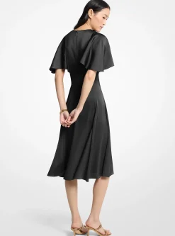 Robe mi-longue en satin à manches cape
